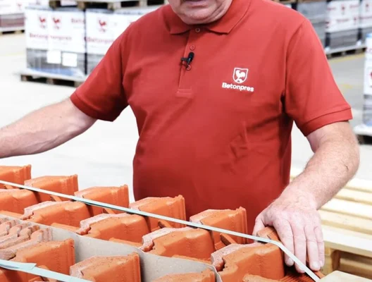 Video návod: Jak správně balit a skladovat střešní tašky od Betonpresu