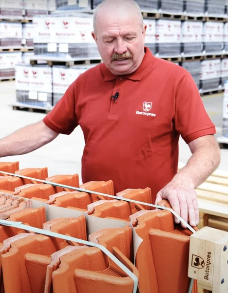 Video návod: Jak správně balit a skladovat střešní tašky od Betonpresu